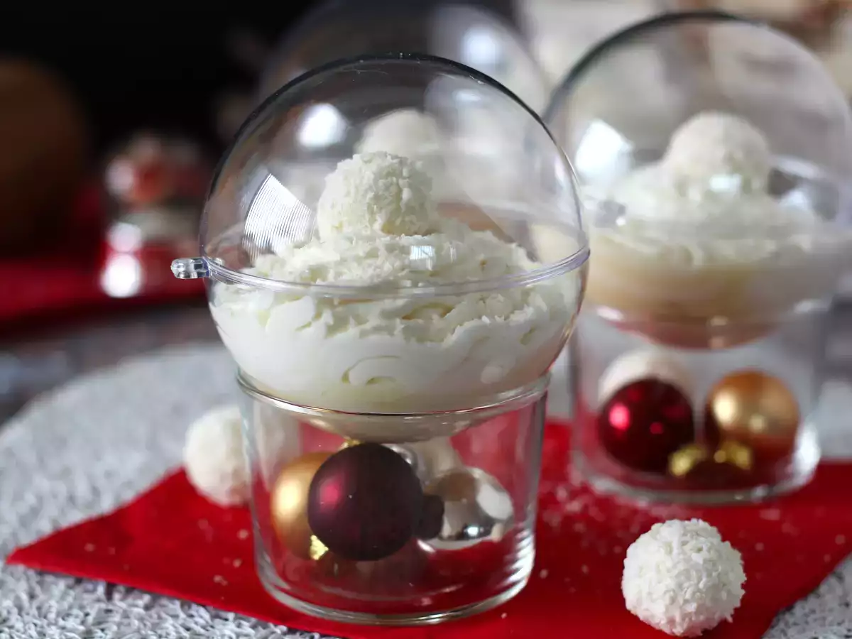 Receita Creme raffaello servido em bola de natal