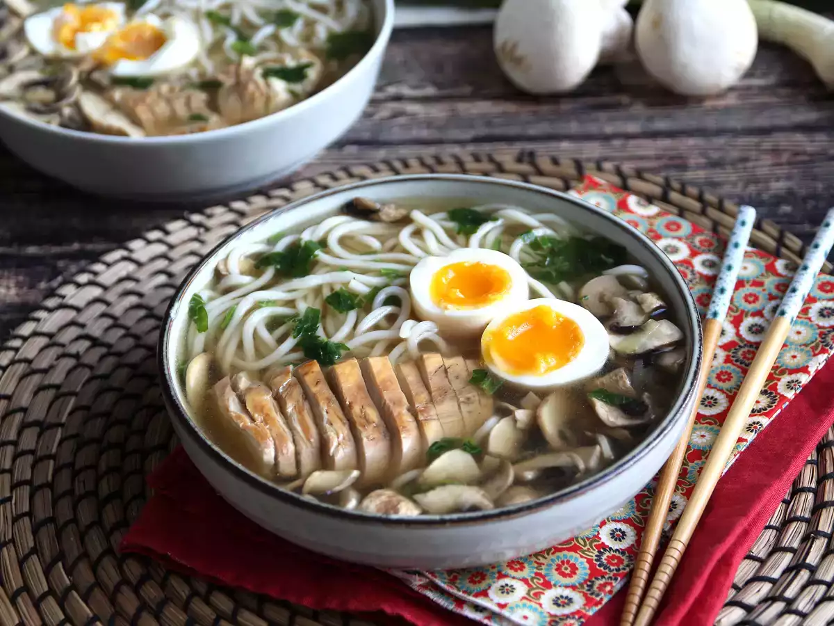 Receita Ramen de frango: uma deliciosa sopa oriental fácil e rápida