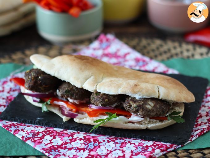 Sanduíche turco com kafta (almôndegas de carne), pão pita e molho de iogurte