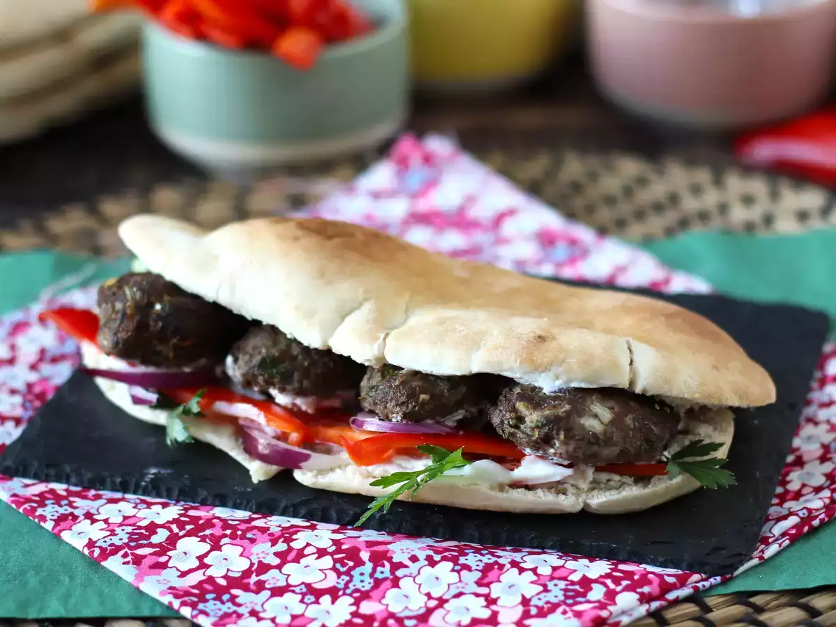Receita Sanduíche turco com kafta (almôndegas de carne), pão pita e molho de iogurte
