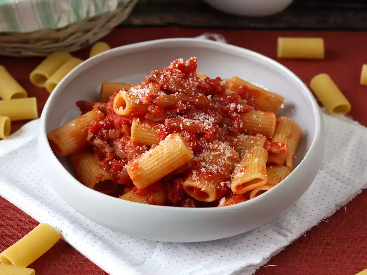 Receita Massa alla amatriciana, a tradicional receita italiana, passo a passo