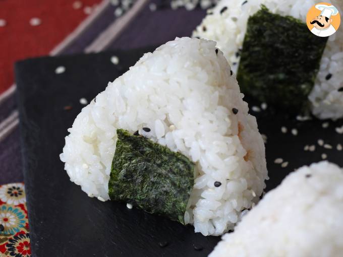 Onigiri de atum, o pequeno sanduíche triangular de arroz japonês - おにぎり