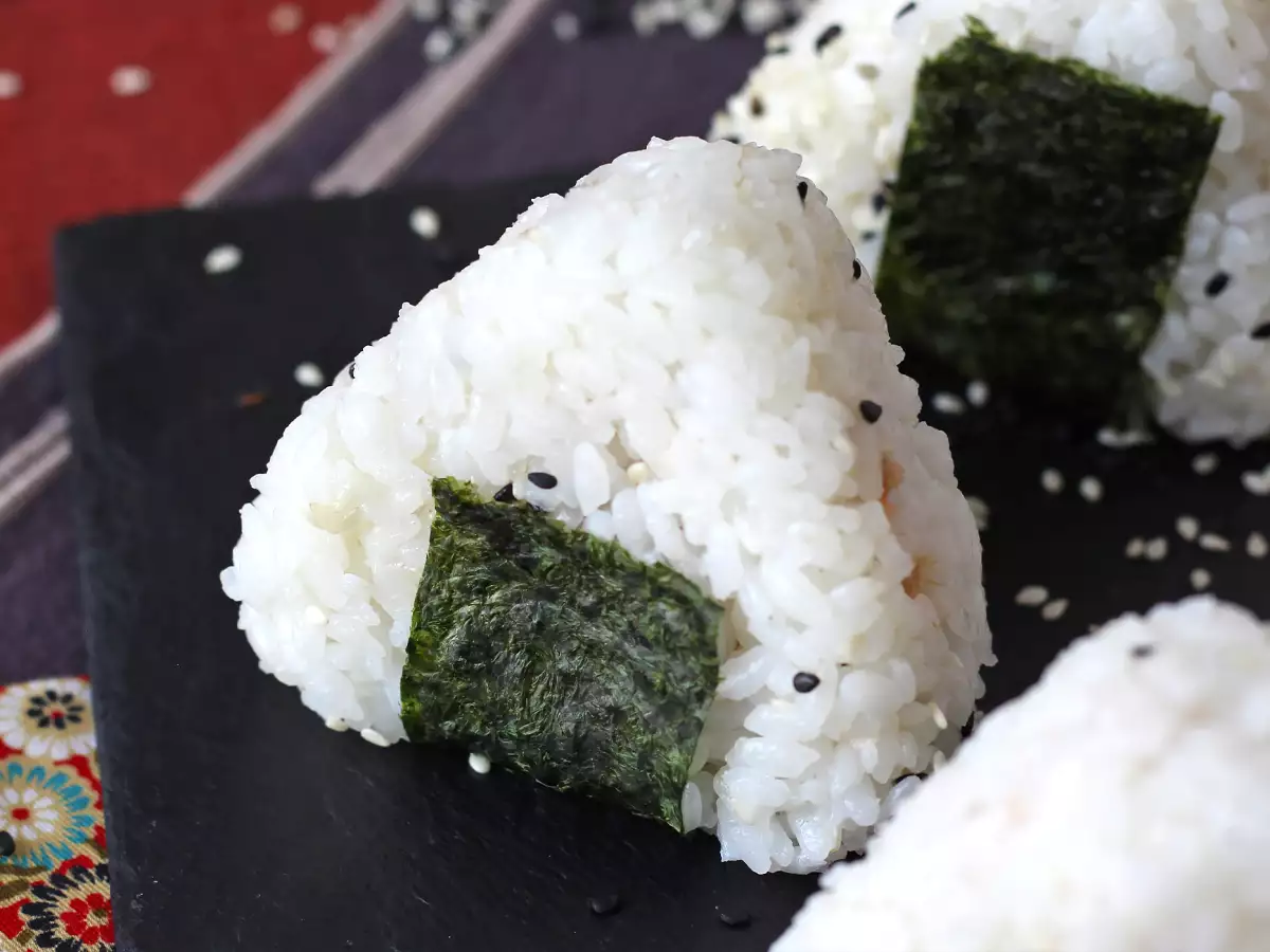 Receita Onigiri de atum, o pequeno sanduíche triangular de arroz japonês - おにぎり