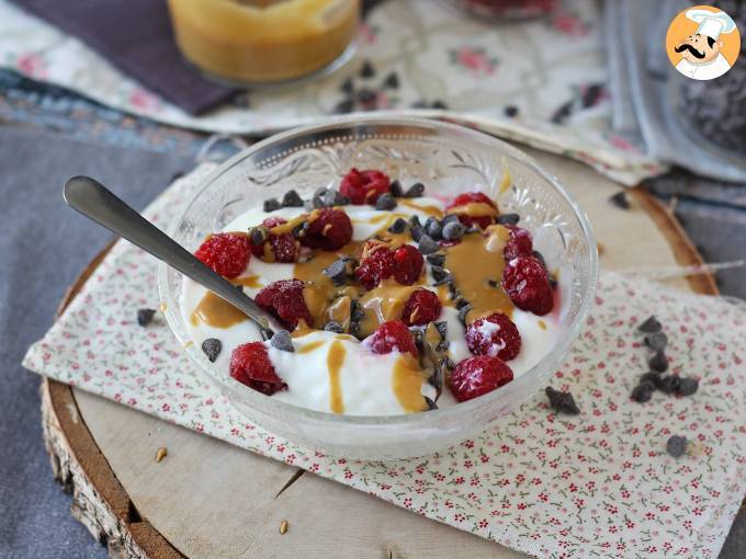 Tigela de skyr com frutas vermelhas, manteiga de amendoim e chocolate