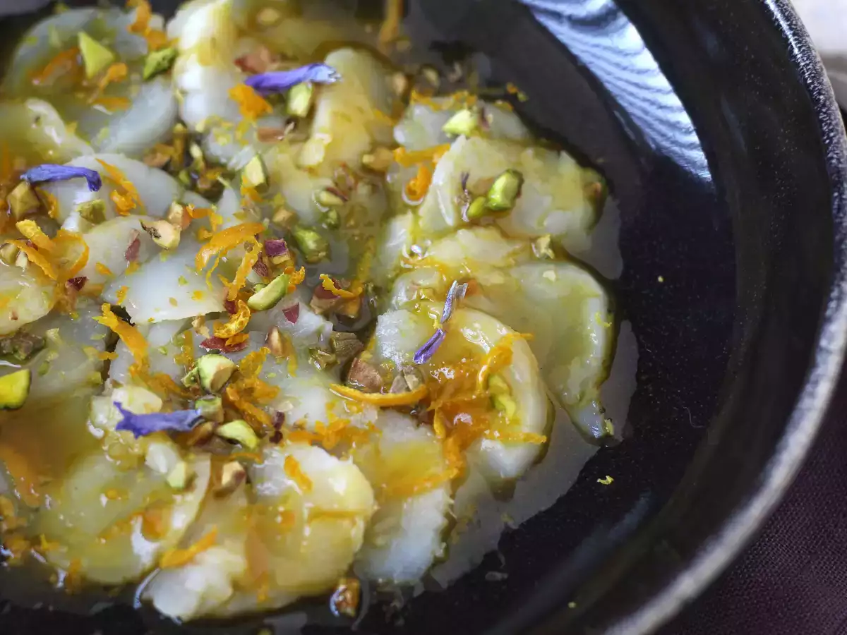 Receita Carpaccio de vieiras com vinagrete cítrico e pistaches, uma entrada elegante e fácil de preparar