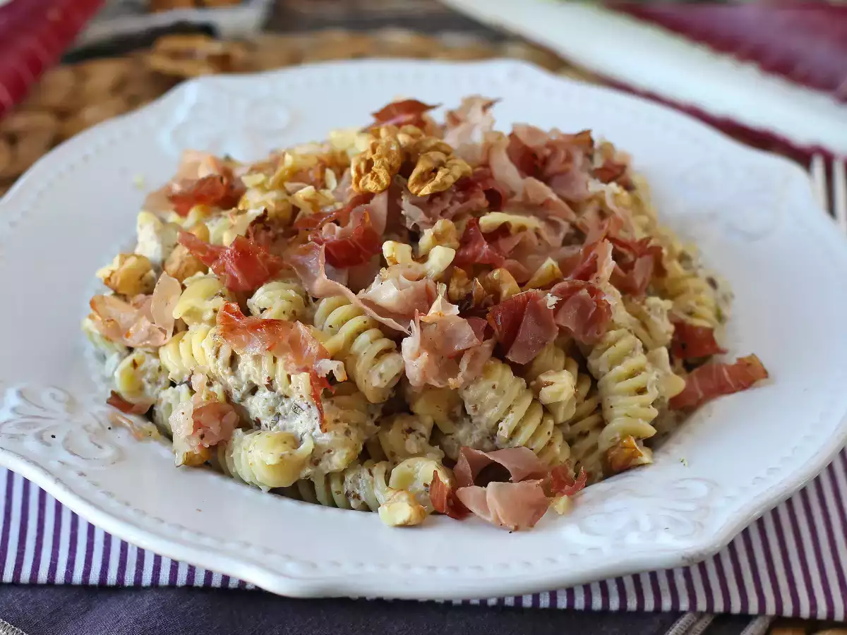 Receita Massa cremosa com radicchio, bacon crocante e nozes: receita rápida, sofisticada e irresistível