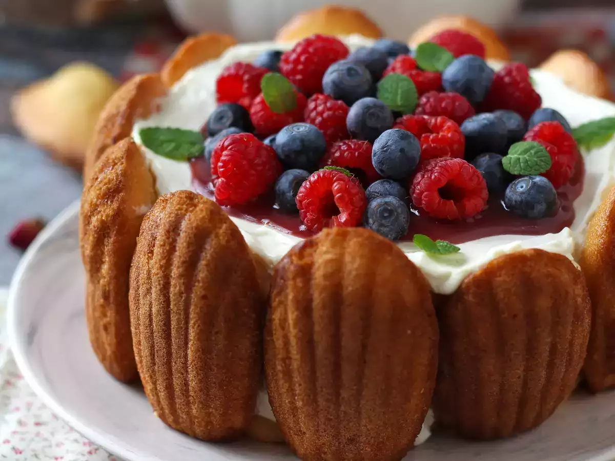 Receita Charlotte de frutas vermelhas com creme de mascarpone e madeleines