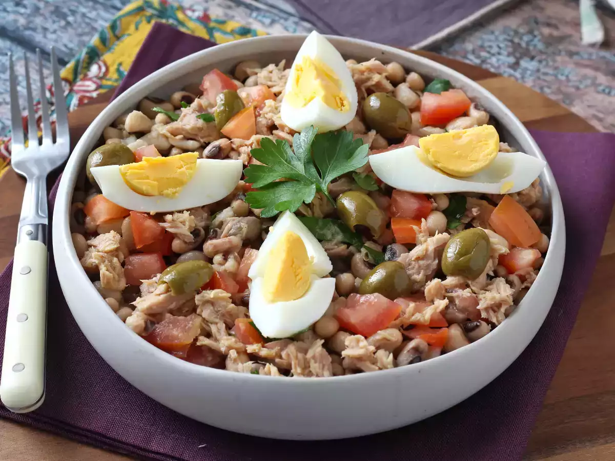 Receita Salada de feijão-frade com atum, ovo e azeitonas - receita portuguesa fácil