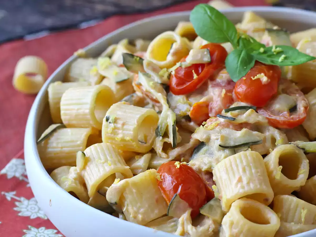 Receita Macarrão cremoso com abobrinha, tomates cereja, cream cheese e limão