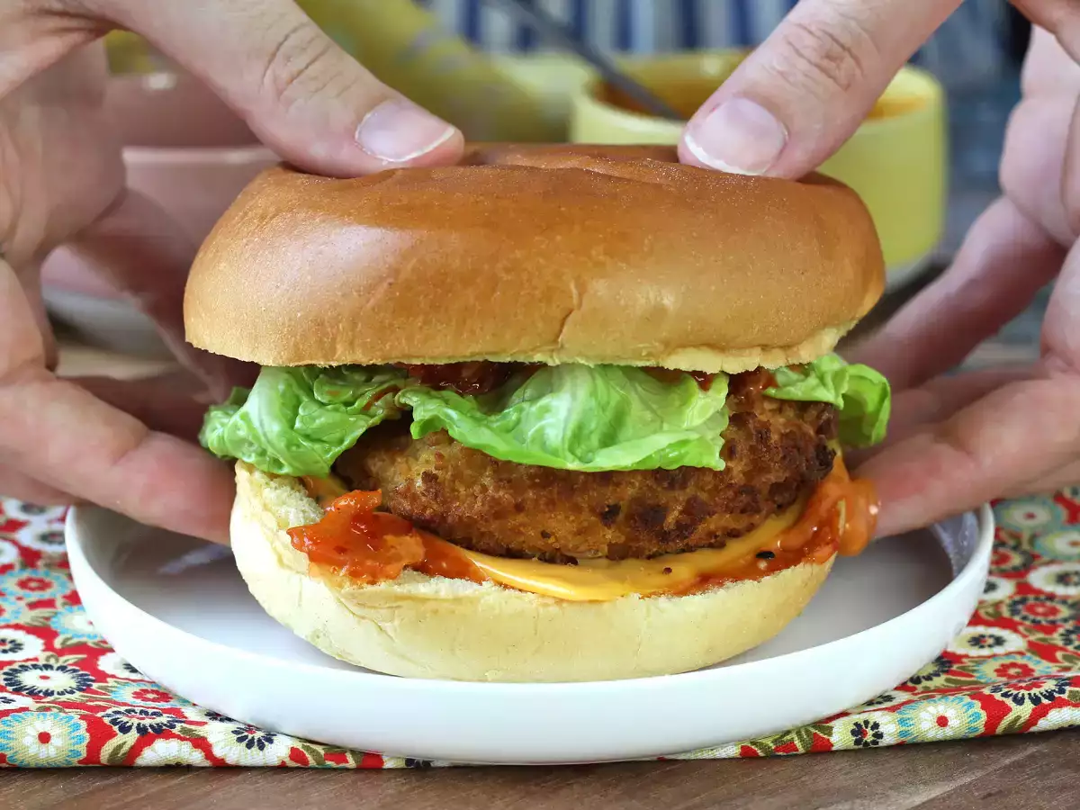 Receita Hambúrguer de frango empanado ao estilo coreano: crocante, apimentado e supergostoso