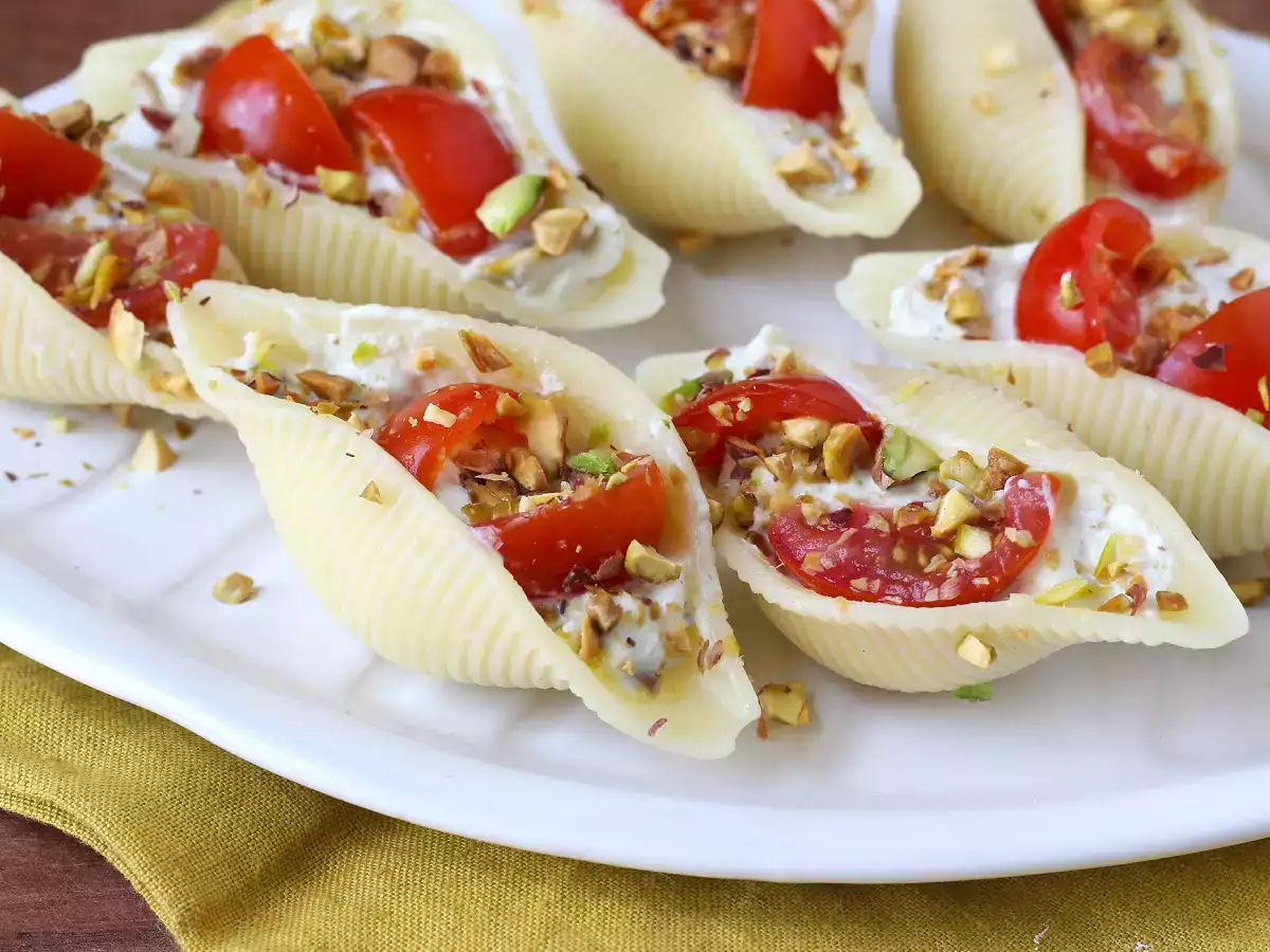 Receita Conchiglioni recheados frios com stracciatella, pistache, tomates-cereja e limão