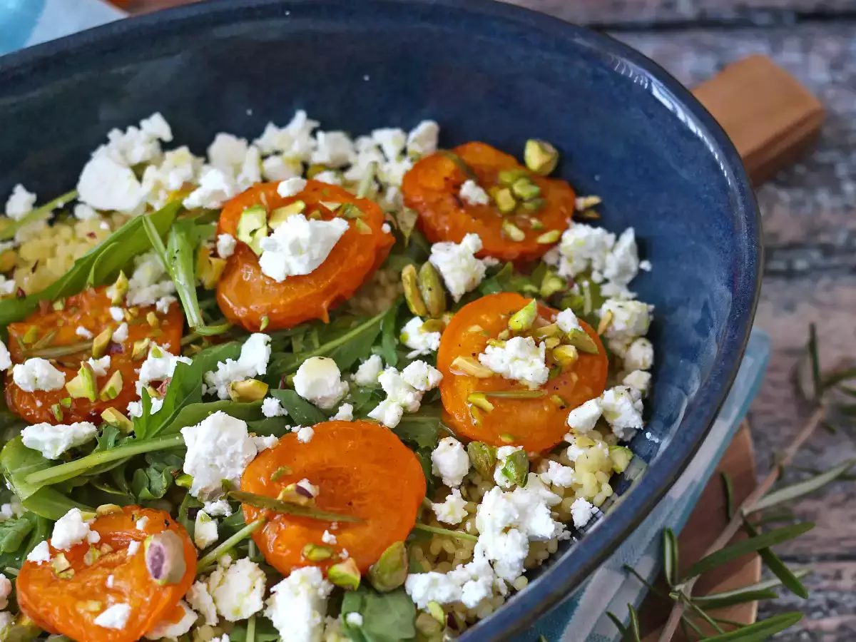 Receita Salada de cuscuz pérola com damascos (alperces) assados, queijo feta e rúcula