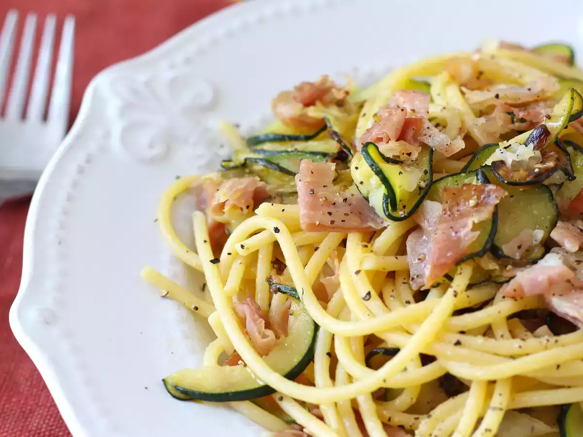 Receita Esparguete com curgete e speck crocante: receita rápida e saborosa