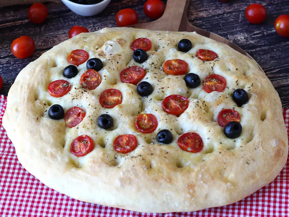Receita Focaccia caseira com tomate-cereja, azeitonas e orégãos