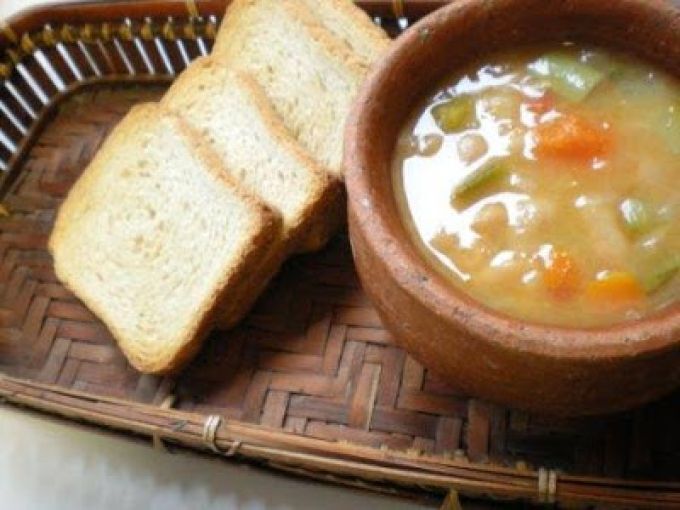 Sopa de feijão branco com legumes