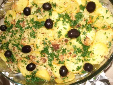 Receita Bacalhau no forno com batata, ovo e crosta de broa aromatizada...