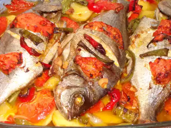 Receita Dourada no forno com pimentos e uma dieta em curso