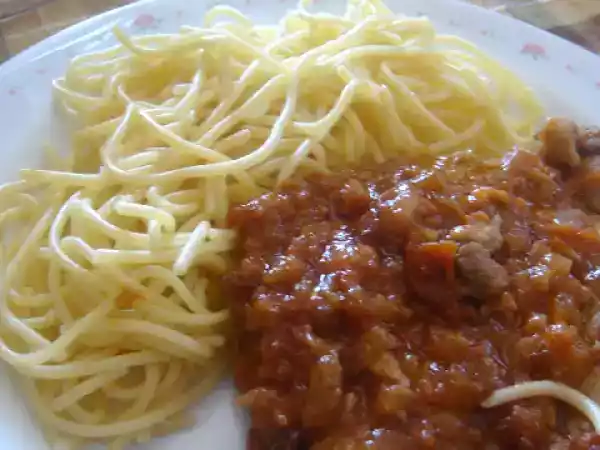Receita Costeletas de porco em cebolada com esparguette salteada