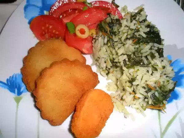 Receita Arroz de espinafres com rissois de camarão e salada de tomate