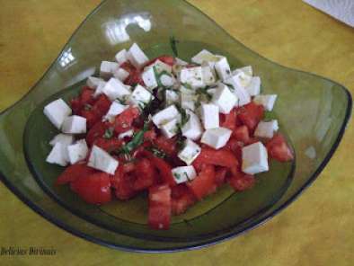 Receita Salada tomate com queijo fresco e manjericão