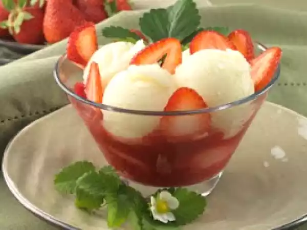 Receita Gelado de nata em caldo de morango