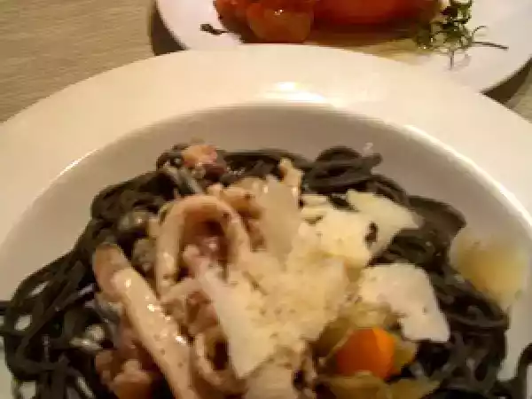 Receita Talharim nero di seppia com molho rosa de frutos do mar.
