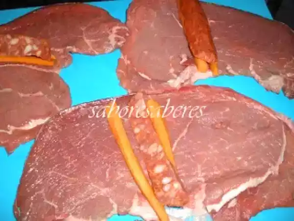 Receita Bifes de novilho enrolados com cenoura e chouriço com puré