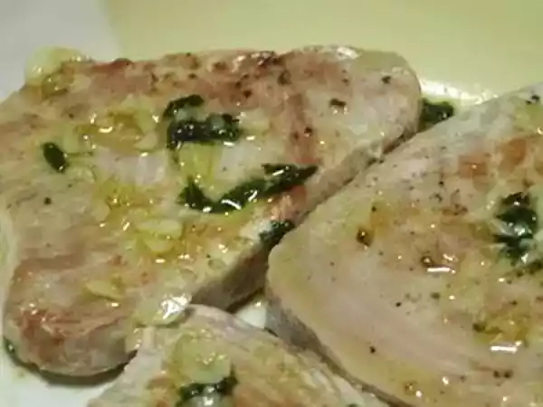 Receita Bifes de atum com molho de alho e coentros