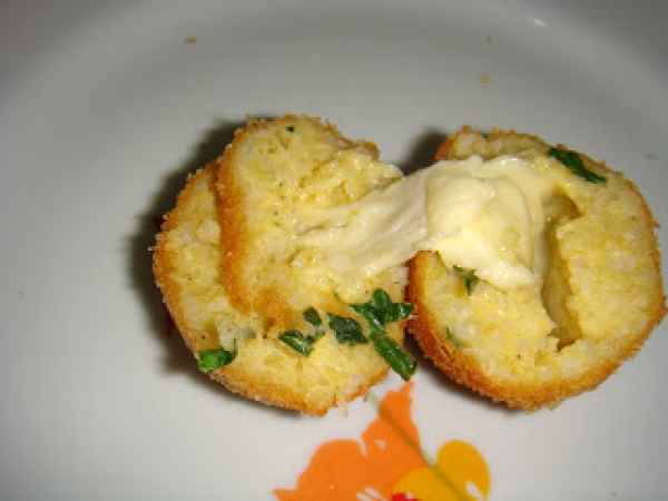 Receita Bolinho de arroz recheado com queijo