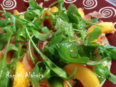 Receita Salada de rúcula com pêssego, mozzarella e presunto
