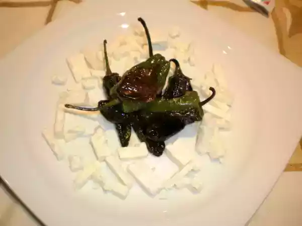 Receita Pimentos padrón com queijo feta