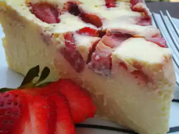 Receita Torta de ricota com morangos, a prima pobre da clafoutis e da flaugnarde