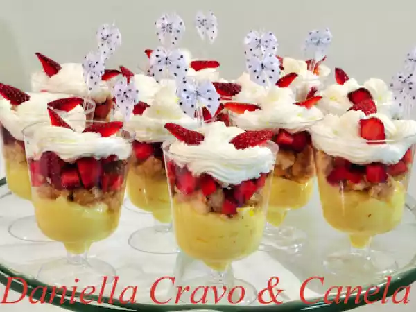 Receita Mini-pavê de morango com chantilly