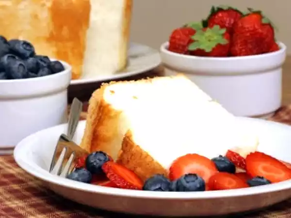 Receita Sobrou claras de ovo? faça um angel food cake!