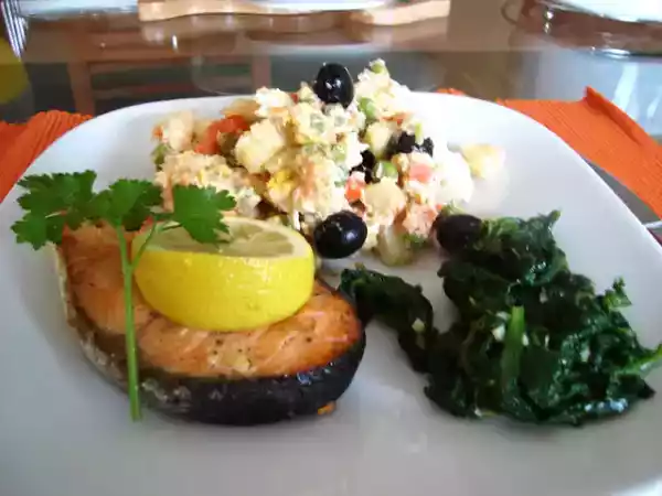 Receita Salmão grelhado com salada russa e grelos