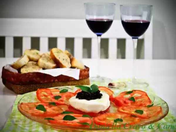 Receita Carpaccio de tomate caqui com burrata ao pesto de azeitonas pretas