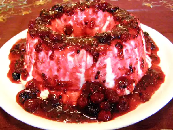 Receita Pudim de claras com calda de frutas vermelhas