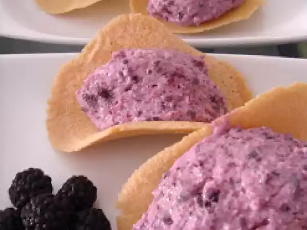 Receita Mousse de amoras sobre telha de amêndoas (isa)