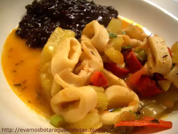 Receita Lulas ensopadas com arroz negro e polenta