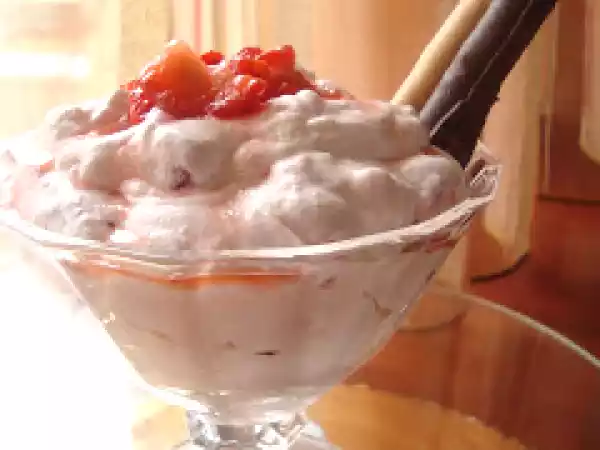 Receita Doce de suspiros com morangos e natas