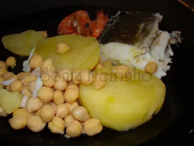 Receita Bacalhau cozido acompanhado de batatas, grão e camarões
