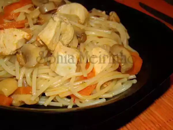Receita Guisado de massa com cubos de frango, cenouras e cogumelos