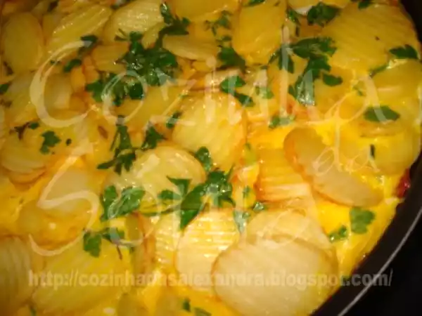 Receita Tortilha de frango assado e bacon com batata sauté...economia doméstica...