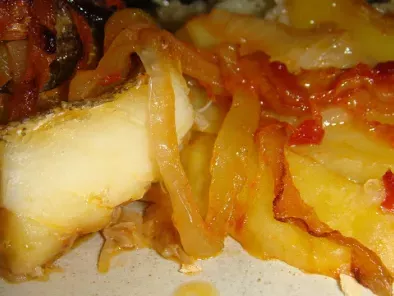 Bacalhau no forno com cebolada de tomate frito
