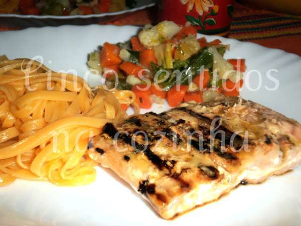 Receita Salmão grelhado com taglioline de laranja e legumes salteados