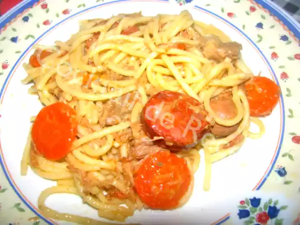 Receita Esparguete com salsichas, cenoura, chouriço e restos de carne assada