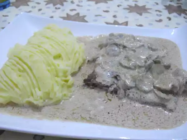 Receita Bifinhos com molho de natas, cogumelos e café