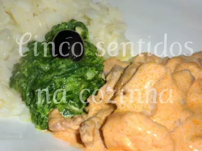 Receita Strogonoff de frango com camarão, espinafres cremosos e arroz de manteiga