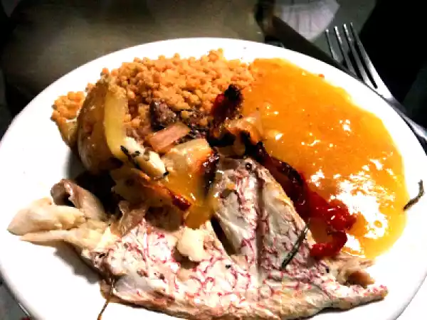 Receita Pargo assado com pirão de camarão fumeiro e farofa crocante
