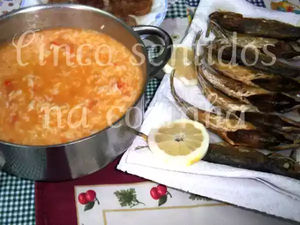 Receita Arroz de tomate e pimento com carapaus fritos